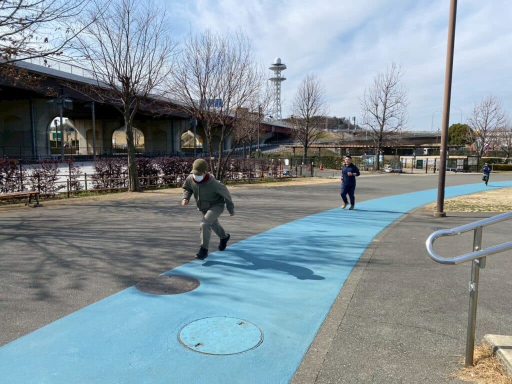 青いラインのマラソンコース走っている。