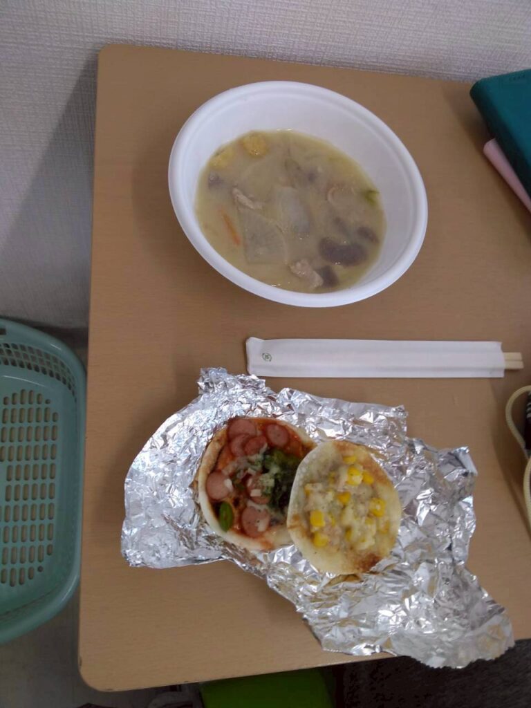 豚汁と餃子の皮にソーセージとピーマンが乗ったピザ、ツナコーンが乗ったピザの二種類。