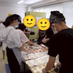4人くらいで餃子の皮にツナコーンやソーセージを乗せている。