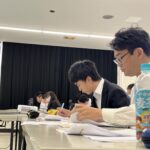 企業説明会で真剣な表情