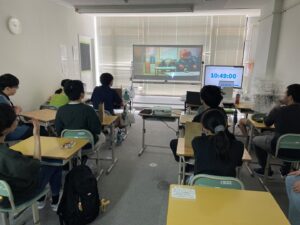 自立支援　映画　見ている　学生