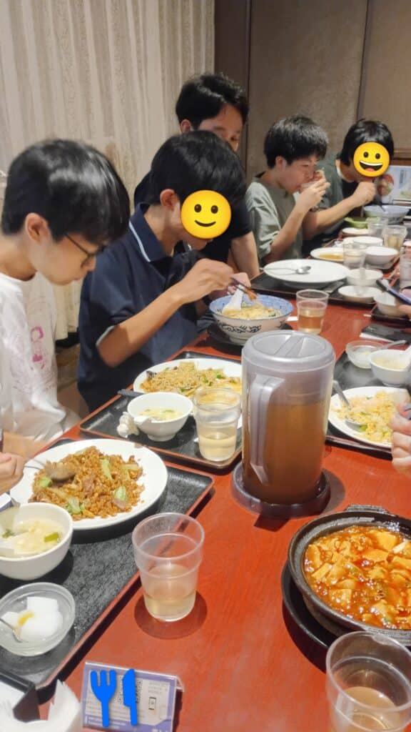 一人分のお盆に乗った中華料理を食べている写真