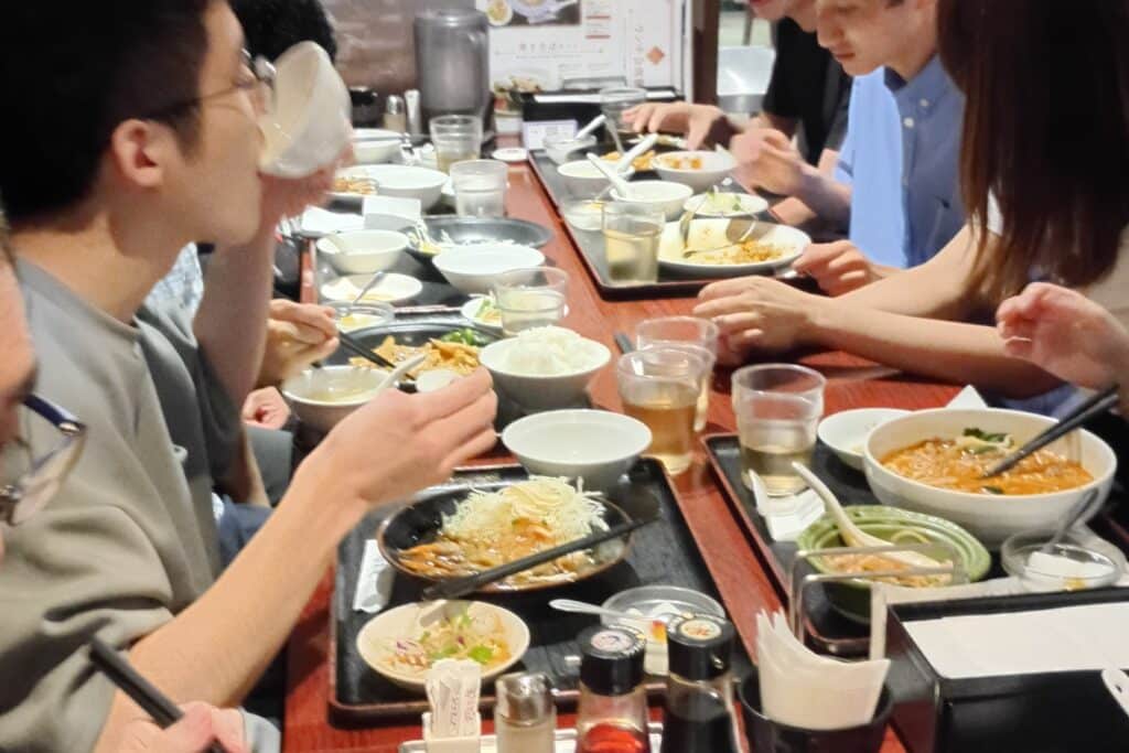 一人分のお盆に乗った中華料理を食べている写真
