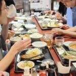 一人分のお盆に乗った中華料理を食べている写真