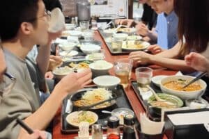 一人分のお盆に乗った中華料理を食べている写真
