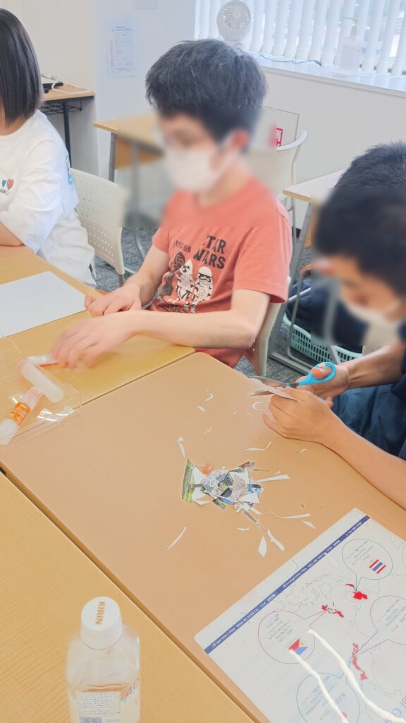 ハサミで写真を切っている人